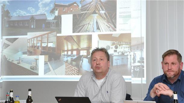 Ortsbürgermeister Arne Pingel (links) und Gemeindebürgermeister Marc Breitenfeld informieren anhand von Fotos über den Sachstand für die Planungen in Sachen Dorfgemeinschaftshaus.