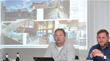 Ortsbürgermeister Arne Pingel (links) und Gemeindebürgermeister Marc Breitenfeld informieren anhand von Fotos über den Sachstand für die Planungen in Sachen Dorfgemeinschaftshaus.