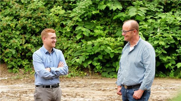 Kein Sandabbau an der Mehedorfer Straße Ortsbürgermeister Dirk Stelling (links) vor Ort im Gespräch mit Jacobs-Geschäftsführer Ingo Jeschke.