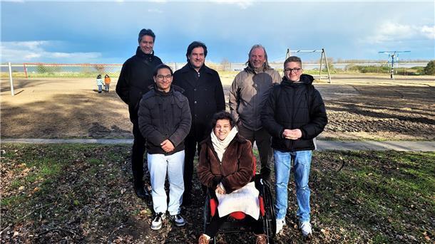 Ortstermin am Strand. In der Debatte um den Standort eines Jugendtreffs hat sich das Jugendparlament für den Strand ausgesprochen. Unser Bild zeigt (von links) Tim Lorenz, Dzevat Bajrami, Nils Siemen, Livia Kontis, Harald Golkowski und Marvin Sassen.