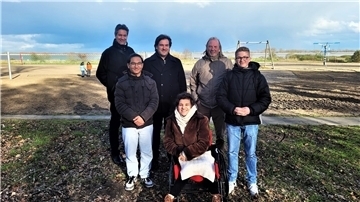 Ortstermin am Strand. In der Debatte um den Standort eines Jugendtreffs hat sich das Jugendparlament für den Strand ausgesprochen. Unser Bild zeigt (von links) Tim Lorenz, Dzevat Bajrami, Nils Siemen, Livia Kontis, Harald Golkowski und Marvin Sassen.