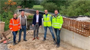 Ortstermin an der Brücke (von links): Marina Metzner (Firma Winkler), Michael Brumund (ArL Verden), Gemeindedirektor Henning Fricke, Thomas Klakus (BIZ Architekten & Ingenieure) sowie Mitja Mutschall von der Samtgemeindeverwaltung an der Baustelle in Heeslingen