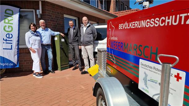 Sicher durch den Blackout: Neue Energie-Initiative in der Wesermarsch Ortstermin in Oldenbrok (von links): Heidi Kuhlmann, Einrichtungsleitung Haus am Bürgerpark, DRK-Kreisgeschäftsführer Peter Deyle, Matthias Wenholt (erster Kreisrat), Projektleitung LifeGRID und Leiter Katastrophenstab, Oliver Buff, Institut für Gefahrenabwehr.