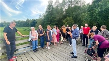 Ortstermin mit Stadt und Bürgern: Der Auesee am Speckenbütteler Park in Bremerhaven ist vor 30 Jahren als Kompensationsfläche angelegt worden. Einst beliebte Erholungsoase zum Spazieren und bei Anglern beliebt, sorgt nun der völlige Bewuchs mit Krebsscheren für Unmut. Das Umweltschutzamt hat eine ganz andere Sicht darauf.