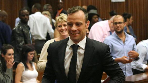 Oscar Pistorius (M) verlässt einen Gerichtssaal des Obersten Gerichtshofs (2015).