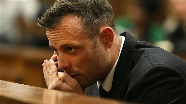 Oscar Pistorius spricht während einer Anhörung im Obersten Gerichtshof in Pretoria in sein Mobiltelefon (2016).