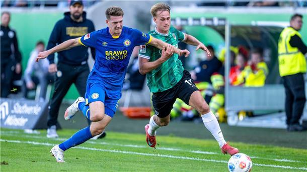 Oscar Vilhelmsson (r) brachte Münster früh in Führung.