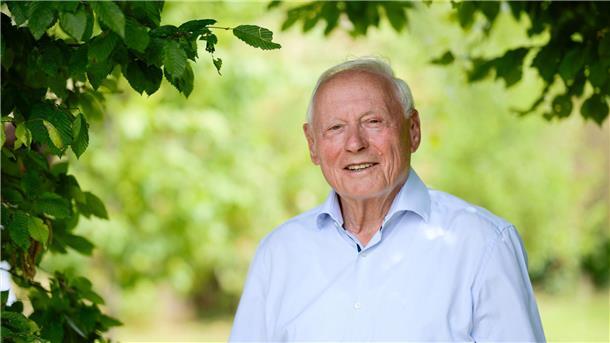 Oskar Lafontaine steht in seinem Garten in der Nähe von Merzig.