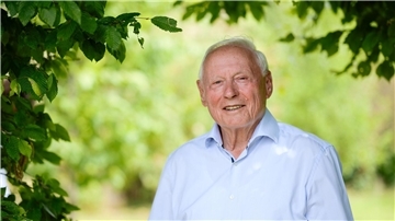 Oskar Lafontaine steht in seinem Garten in der Nähe von Merzig.