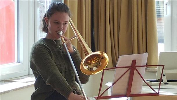 So schön kann Musik sein: Schüler zeigen bei Konzert in Rodenkirchen ihr Können Eine junge Frau spielt Posaune.