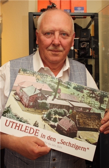 Otto Baur pra¨sentiert den neuen Uthleder Heimatkalender