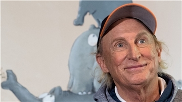 Otto Waalkes sitzt bei der Eröffnung seiner Ausstellung im Caricatura Museum Frankfurt vor seinem Gemälde „The Ottifantenking“ (Archivbild).