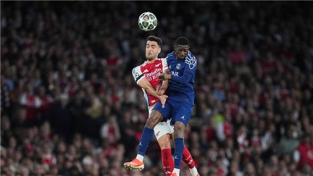 Ousmane Dembélé (r) von Paris Saint-Germain hat sich in der Partie gegen den FC Arsenal leicht verletzt.