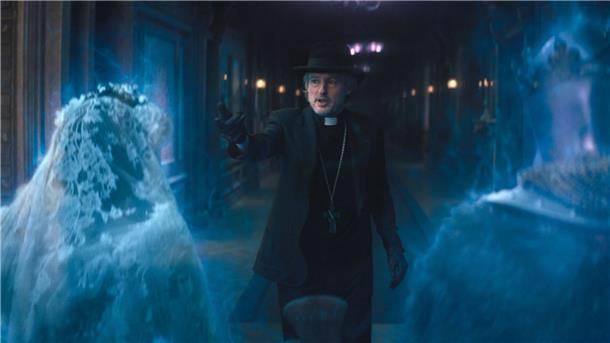 Gruselkomödie „Die Geistervilla“ mit einigen Längen Owen Wilson als Priester Kent in einer Szene des Films „Die Geistervilla“.