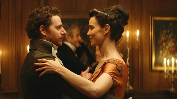 Pablo Pauly als Félix und Camille Rutherford als Agathe in einer Szene des Films „Jane Austen und das Chaos in meinem Leben“.