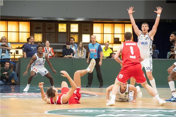 Packende Szenen auf dem Spielfeld – Einsatz bis zur letzten Sekunde.