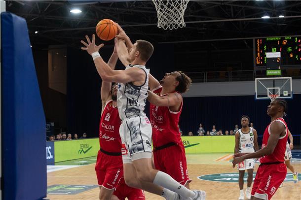 Packende Szenen auf dem Spielfeld – Einsatz bis zur letzten Sekunde.