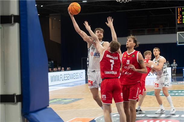 Packende Szenen auf dem Spielfeld – Einsatz bis zur letzten Sekunde.
