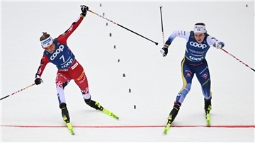 Packendes Finale: Therese Johaug (l) muss sich Ebba Andersson geschlagen geben.