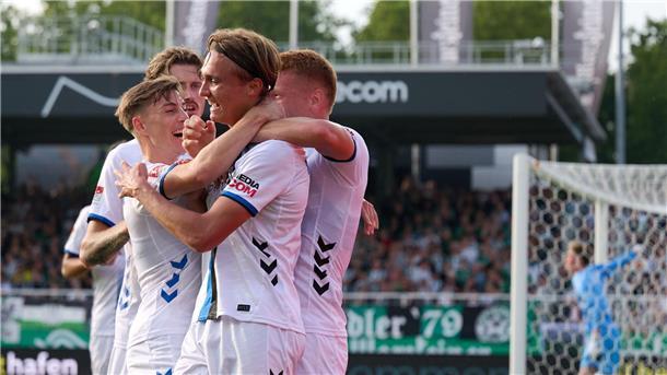Erster Punkt für Münster: Remis gegen Paderborn Paderborn jubelt über das 1:0 durch Luis Engelns.
