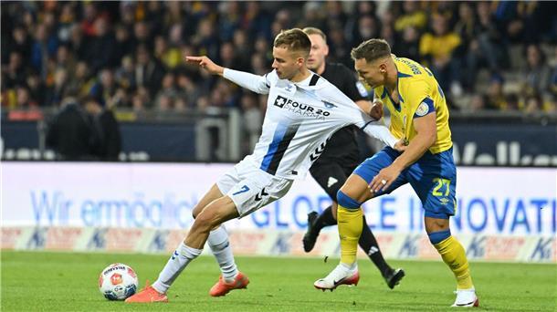 Paderborn Torschütze Filip Bilbija (l) im Zweikampf mit dem Braunschweiger Sven Köhler.