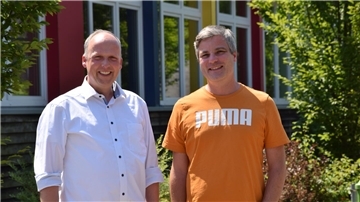 Pädagoge Timo Brokmann (rechts) freut sich auf seine neue Aufgabe als Schulseelsorger in der Selsinger Heinrich-Behnken-Schule. Pastor Markus Stamme (links) leitet den öffentlichen Einsegnungsgottesdienst.