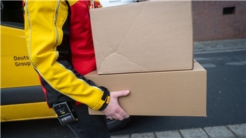Pakete, die mehr als 20 Kilogramm wiegen, sollen künftig nicht mehr von einem allein geschleppt werden müssen.