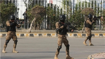 Pakistanische Polizisten patrouillieren, um die Sicherheit zu gewährleisten. (Symbolbild)