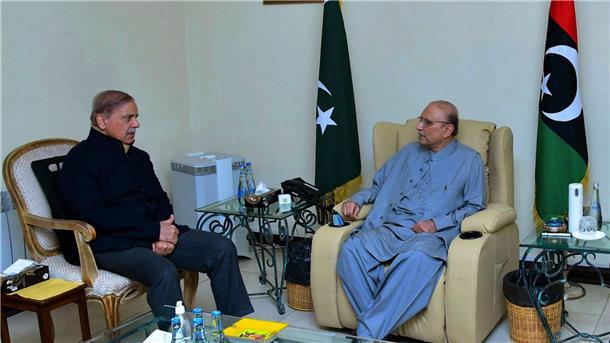 Zardari als Präsident Pakistans vereidigt Pakistans Premierminister Shehbaz Sharif (l) zusammen mit dem neu gewählten pakistanischen Präsidenten Asif Ali Zardari.