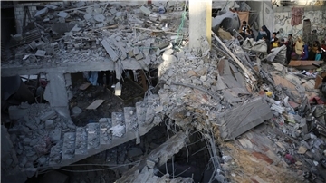 Palästinenser betrachten die Zerstörung nach einem israelischen Angriff.