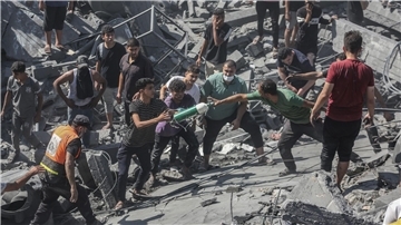 Palästinenser durchsuchen die Trümmer eines Gebäudes in Chan Yunis, das bei einem israelischen Luftangriff zerstört wurde.
