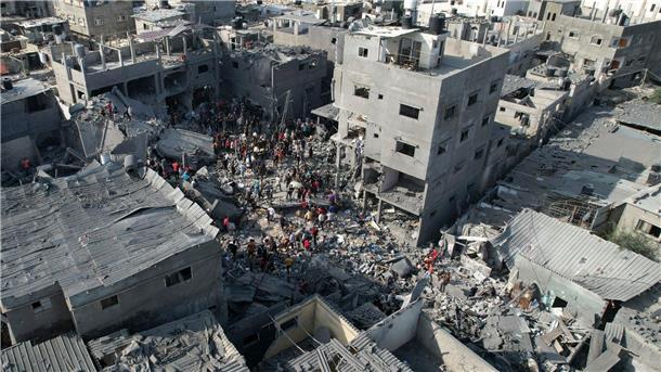 Israel: Gazastreifen in zwei Hälften geteilt Palästinenser durchsuchen die Trümmer nach einem israelischen Bombardement im Flüchtlingslager Al-Magasi im Gazastreifen.
