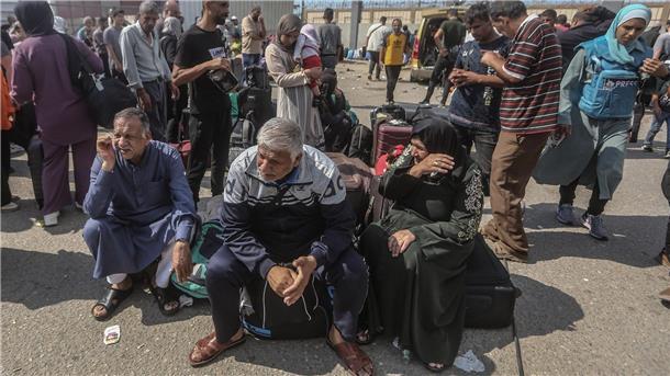 Klinik in Gaza getroffen - Jordanien sagt Biden-Treffen ab Palästinenser, einige mit ausländischen Pässen, warten am Grenzübergang Rafah auf Hilfe und eine mögliche Einreise nach Ägypten.