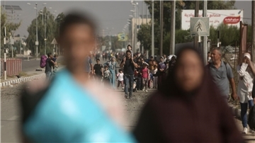 Palästinenser fliehen auf der Salah al-Din Straße aus Gaza-Stadt in den südlichen Gazastreifen.