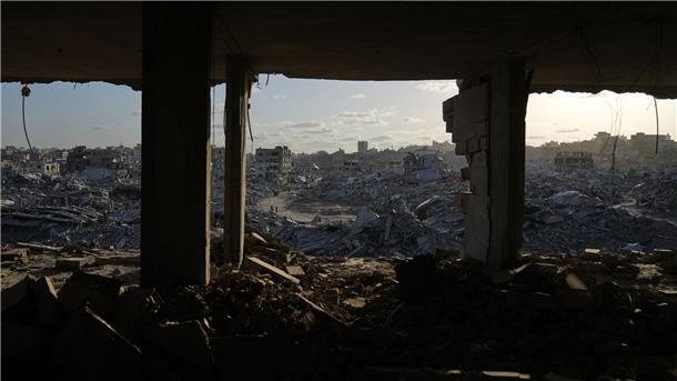 Bilder des Tages Palästinenser gehen zwischen den Trümmern der Stadt Gaza.