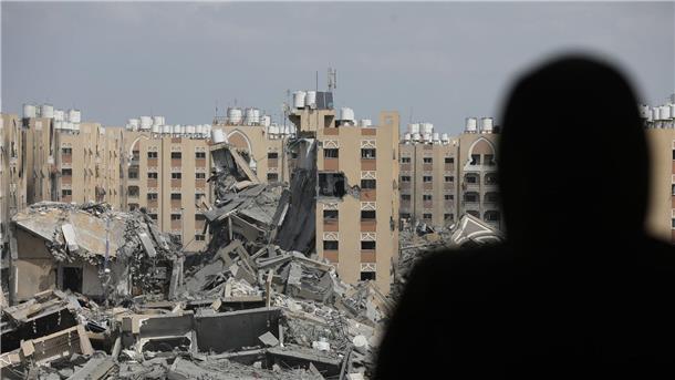 Palästinenser inspizieren die Schäden an den zerstörten Gebäuden in Hamad City nach dem israelischen Angriff auf Chan Junis.