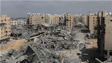 Palästinenser inspizieren die Schäden an den zerstörten Gebäuden in Hamad City. Die USA und die EU erhöhen den Druck auf Israel. Der UN-Sicherheitsrat könnte erstmals eine dauerhafte Feuerpause fordern.