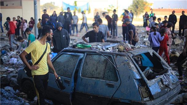 Palästinenser inspizieren die Trümmer eines zerstörten Gebäudes nach einem israelischen Luftangriff im Süden des Gazastreifens.