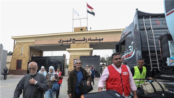 Deutsche können aus Gaza ausreisen Palästinenser mit ausländischen Pässen reisen am 19. November aus dem Gazastreifen über den Grenzübergang Rafah nach Ägypten ein. Heute sollen auch rund 220 Deutsche den Grenzübergang passieren.