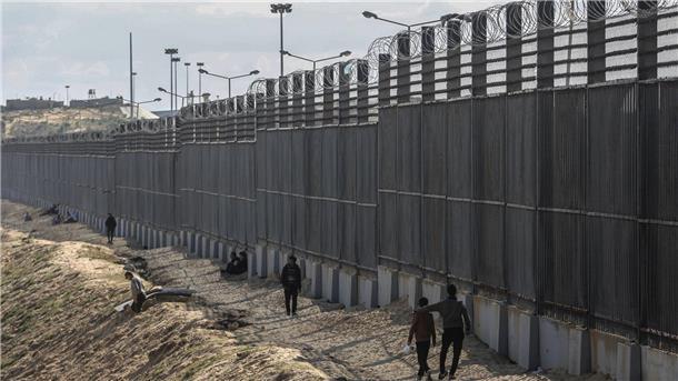 Bericht: USA haben Alternativen zur Rafah-Offensive Palästinenser stehen nahe der Grenze zwischen dem Gazastreifen und Ägypten.