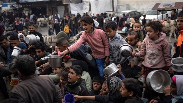 UN: Hunderttausenden in Gaza droht der Hungertod Palästinenser stellen sich in Rafah für eine kostenlose Mahlzeit an.