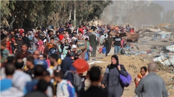 Palästinenserinnen und Palästinenser laufen von der Stadt Gaza Richtung Süden, um sich dort vor israelischen Angriffen in Sicherheit zu bringen.