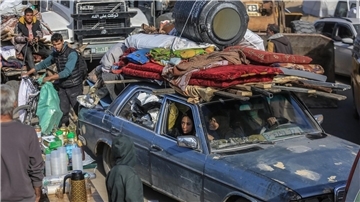 Palästinensische Familien fliehen vor den anhaltenden israelischen Angriffen auf Chan Junis in Richtung Rafah im Süden des Gazastreifens.