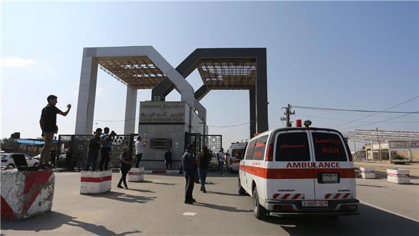 Zivilisten aus Gaza auf dem Weg nach Ägypten Palästinensische Krankenwagen am Grenzübergang in Rafah.