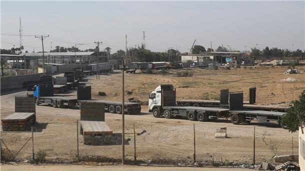 Grenze zu Gazastreifen geöffnet - Hilfslieferungen laufen an Palästinensische Lastwagen stehen im Gazastreifen an der Grenze zu Ägypten an, um humanitäre Hilfe zu transportieren. Erste Hilfslieferungen in den Gazastreifen sind angelaufen.