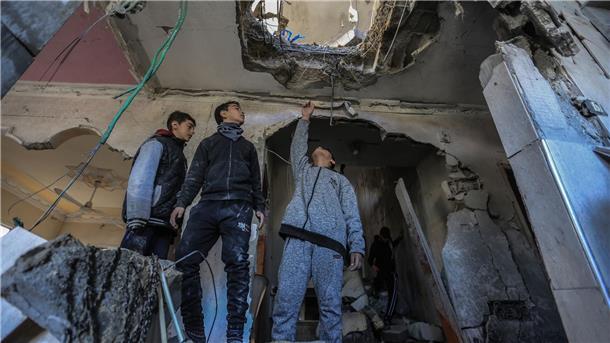 Hamas reagiert „positiv“ auf Waffenruhe-Vorschlag Palästinensische Männer inspizieren in Rafah ein zerstörtes Haus nach einem israelischen Bombardement.