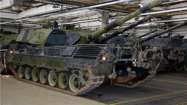 Ausfuhr von bis zu 178 Leopard-1-Panzern in die Ukraine Panzer vom Typ Leopard 1A5 aus dänischen Beständen stehen in Flensburg in einer Produktionshalle (Archivbild). 100 Kampfpanzer dieses Typs sollen an die Ukraine geliefert werden.