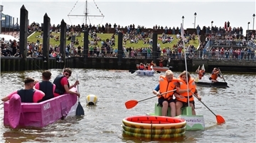 Papierboote-Regatta in Fedderwardersiel