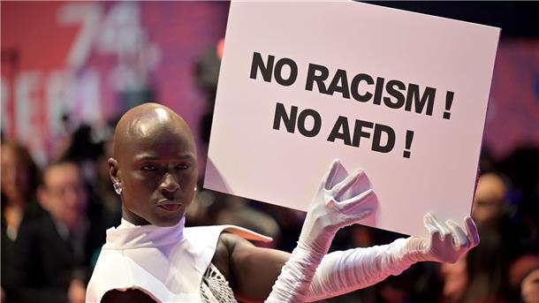 Berlinale gestartet: Prunk und Protest bei Eröffnung Papis Loveday protestiert bei der Berlinale für Demokratie.