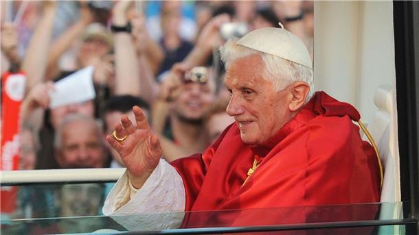 Papst Benedikt bei seinem Besuch in Freiburg 2011 in seinem Papamobil.